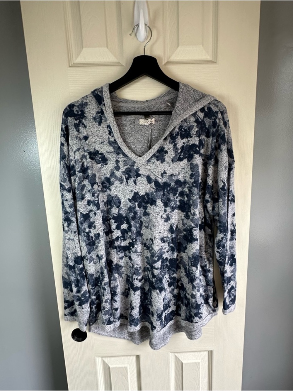 Cupio Gray & Navy V-Neck Hooded Floral Pullover